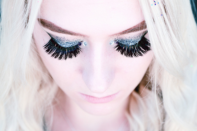 False eyelashes can enlarge your eyes and look amazing